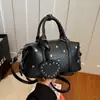 Bolsa Transversal de Ombro Único com Tachas Estilo Novo Quente para a Primavera de 2026 Bolsa Almofada de Mão Tendência Cool Retrô Bolsa Boston Versátil