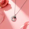 Collar de Acero de Titanio con Proyección de 100 Idiomas para Mujer, Cobre Microincrustado con Chapado en Oro Real, Sencillo Colgante de Cadena para Clavícula de Luna