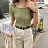 Verano 2026 Nuevo Estilo Top Petite Corto Ajustado con un Elegante Diseño en la Clavícula, Camiseta de Punto Fina de Manga Corta Cuadrada para Mujer