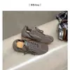 Zapatillas de entrenamiento retro alemanas de cuero suave para mujer, nuevos zapatos de mujer para el verano 2026, zapatillas casuales con cordones y aumento de altura interior, zapatillas de skate versátiles