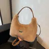 Bolsa Pequena Acolchoada para Mulheres 2025 Nova Moda Versátil Design de Nicho Estilo Ocidental de Luxo Ombro Único Transversal