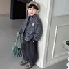 Conjunto de Peluche para Niños Otoño Invierno 2026 Estilo Coreano Chico Genial Chaqueta a Rayas Pantalones Conjunto de Tres Piezas