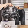 Conjunto de Roupa Masculina Primavera e Outono 2026 Novo Estiloso Casual para Bebês, Crianças Camisa de Manga Longa Conjunto de Três Peças Tendência Atacado