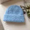 Atacado de fábrica de gorros de tricô prontos para envio, simples, macios e aconchegantes para homens e mulheres, com mistura de lã para calor adicional e proteção para as orelhas no inverno.