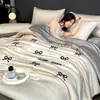 Un Nuevo Estilo de Juego de Colcha de Seda Helada de Verano de Cuatro Piezas con Bordado de Dibujos Animados, Colcha Fresca para Aire Acondicionado, Colcha Lavable a Máquina, Colcha de Verano de Regalo