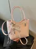 Bolso tejido de nicho de alta gama nuevo para primavera y verano, bolso cubo, bolso tipo empanada, bolso de axila simple y elegante de alta gama para mujer
