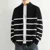 Suéter de punto a rayas blancas y negras con cuello alto y media cremallera para hombre, estilo casual holgado y relajado, chaqueta de punto, Otoño/Invierno 2026