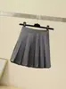 Saia plissada, saia curta, novo estilo feminino primavera/verão, saia de comprimento médio, saia evasê de cintura alta, efeito emagrecedor, preto e branco, design anti-transparência, saia curta, outono