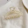 Pinzas para el cabello de alta gama para mujer para la parte posterior de la cabeza, exquisitas pinzas de garra de perla para el día a día, elegantes pinzas de tiburón para salir, venta al por mayor de artículos pequeños de Yiwu