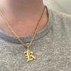 Collar transfronterizo retro de 26 letras inglesas de acero de titanio para mujer Joker sentido de alta gama no se desvanece accesorios colgantes al por mayor