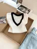 Camiseta de Punto para Mujer Estilo Coreano Bloques de Color Falso Dos Piezas Cuello en V Hombro Normal Manga Corta, Nuevo Verano 2026 Ajuste Ceñido Adelgazante