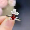 Anillo con Colgante de Pez Dorado Pequeño de Plata de Ley Incrustado con Granate Natural Color Vino Tinto Apertura Ajustable Regalo de Cumpleaños para Niñas