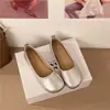 Sapatos femininos slip-on rasos, de sola macia e superfície macia, novos modelos de moda primavera-verão 2026, sapatos casuais slip-on