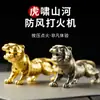 Tigre Rugiendo en las Montañas y Ríos Encendedor Creativo a Prueba de Viento con Forma de Tigre con Artesanía de Relieve Metálico, Adorno de Escritorio Regalo
