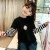 Camiseta de algodão puro com efeito de duas peças e mangas compridas para meninas, novo estilo outono 2026, top de base listrado com retalhos e desenho animado para crianças