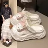 Zuecos de estudiante de suela gruesa, que aumentan la altura, lindos, resistentes al olor, sandalias para mujer, adecuadas para usar al aire libre, con corazones de caricatura, antideslizantes, para uso en casa y al aire libre, para niñas