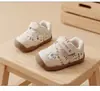 Zapatos para niños pequeños, primavera y otoño, zapatos de una sola pieza para niñas, nuevo modelo 2026, zapatos para niños, zapatos transpirables de suela blanda para caminar de bebés