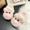 Pantuflas de algodón para el hogar, esponjosas y lindas, para mujer, nuevo estilo de invierno, forradas de felpa, cálidas, adecuadas para usar en exteriores, diseño de ratón lindo de dibujos animados, zapatos de algodón versátiles