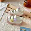 Sandalias Deportivas Cerradas para Niñas 2026 Verano Nuevo Modelo Zapatos de Princesa con Flores para Niños Huecos Casuales Zapatos de Playa