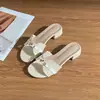 Pantuflas de tacón alto con plataforma estilo coreano para mujer, para uso exterior en verano, sandalias de punta abierta con tacón medio y suela de goma, nuevo modelo 2026