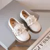 Sapatos de Princesa para Menina Pequena Sapatos de Couro para Bebê Solado Macio 2025 Primavera Outono Novo Estilo Sapatinhos Estilo Little Chanel Sapatos Individuais Versáteis Mocassins para Menina Pequena