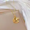 Colar com Pingente Redondo de Pica-pau em Aço Titânio, Luxuoso e Elegante, Totalmente Adornado com Diamantes, Corrente Versátil para Clavícula para Mulheres, Corrente de Aço Titânio