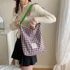 38251 Bolsa de lona feminina 2023 Nova bolsa de ombro xadrez de cor contrastante Bolsa de ombro de tecido para estudantes universitários Bolsa de viagem artística