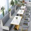 Cafetería minimalista y lujosa, restaurante occidental, asientos en cabina, sofá, tienda de postres y té de leche de moda, rincón de lectura informal, juego de mesa y sillas, cuero