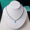 Collar con Colgante de Corazón Esmaltado Perlado Marca T Cadena Exquisita de Acero de Titanio Colgantes de Corazón Rojos Azules Rosas Regalo de Vacaciones para Mujer
