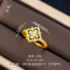 Pu Zuo Zhou Jia Mismo Estilo Serie Wan Xiang Oro Arena Flor Baoxiang Aretes Pulsera Collar Set Estilo Nacional para Mujer Wan Xiang Geng Xin