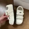 Tênis de biqueira shell com bolinhas e velcro para mulheres, novo estilo outono 2026, sapatos brancos de sola grossa que aumentam a altura, mocassins versáteis super populares