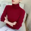 Nova blusa de base de malha de cashmere para outono e inverno, moderna e versátil para o trabalho, macia e confortável, cor sólida, gola alta sobreposta, corte solto para mulheres