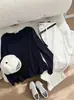 Camiseta básica ajustada de color liso con cuello en U estilo coreano, nueva colección de otoño, top tipo camiseta de manga larga suelto casual versátil simple