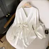 Blusa de Cetim com Decote V Nova Roxo Claro Maduro Outono Inicial Camisa de Alça Primavera Design de Cintura Francesa Camisa de Nicho