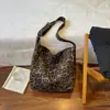 Bolsa Transfronteiriça Estampa de Leopardo Feminina 2026 Nova Outono Inverno Retro Popular Bolsa de Ombro Único para o Trabalho Crossbody Bolsa Tote de Grande Capacidade