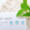 Novas decorações de nail art de flor de cinco pétalas em gradiente gelo-transparente, exalando um charme etéreo e elegante; Enfeites de resina para unhas e brincos no atacado