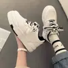 Zapatos Blancos Populares de Suela Gruesa Estilo Hong Kong para Mujer 2024 Primavera Nuevo Estilo Casual Versátil Tenis Deportivos Zapatos para Correr de Estudiante