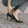 Couro Envernizado Fivela de Metal Sapatos da Moda Primavera Estilo Dama Francesa Salto Agulha Bico Quadrado Salto Alto Raso Feminino 2026 Novo Modelo