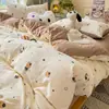Set súper suave de cuatro piezas de algodón gofrado con estampado floral fresco, adecuado para dormitorio y uso doméstico, incluye sábana bajera y funda de edredón, set floral de tres piezas para exportación