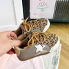 2026 Nuevos Zapatos Coreanos de Otoño para Niñas Estampado de Leopardo Zapatos de Estrella Tenis de Moda Zapatos Sucios para Niños Zapatos para Niños