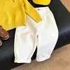 Ropa infantil estilo coreano 2026 otoño nuevo modelo, conjunto de pantalones casuales rectos de punto trenzado bordados en amarillo para niños y niñas