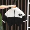 Casaco forrado com fleece para meninos outono e inverno bebê estilo ocidental casaco espesso forrado com fleece costura infantil casaco com gola alta e letra