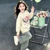 Sudadera con capucha para niña, casual, cuello redondo, con felpa interior, Otoño/Invierno 2026, estilo nuevo, talla mediana/grande, top de punto con estampado de corazón elegante para niños