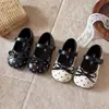 Sapatos de princesa com bolinhas e laço estiloso para meninas, coleção outono/inverno 2026, sapatos pequenos de couro para crianças, sapatos Mary Jane da moda para meninas pequenas