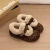 Pantuflas de algodón con forro polar para mujer, temporada de invierno 2026, de suela gruesa, cálidas, para interior, antideslizantes, peludas, con detalles de hebilla de cuero y metal
