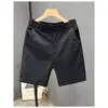 Versátiles shorts casuales blancos para hombres y mujeres, pantalones de cinco puntos finos de verano, pantalones rectos modernos para hombre para uso en exteriores