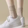 Calcetines para Otoño e Invierno con Rayas Verticales, Color Sólido, Largo hasta la pantorrilla, Modernos y Versátiles, Calcetines Arrugados sin Costuras, Calcetines Largos Deportivos para Estudiantes