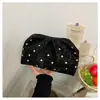 Bolsas Populares Transfronteiriças para Mulheres 2025 Novas Bolsas Bolsa Dumpling Plissada Bolsa Clutch com Rebites Bolsa Clutch de Design Nicho