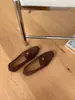 Zapatos de mujer estilo francés-inglés, nuevo modelo otoño 2026, mocasines sin cordones, mocasines de suela plana, color café