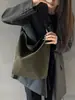 Bolsa de couro macio estilo retrô, tipo saco, para mulheres, grande capacidade, versátil, retrô, minimalista, casual, de mão, de ombro e transversal.